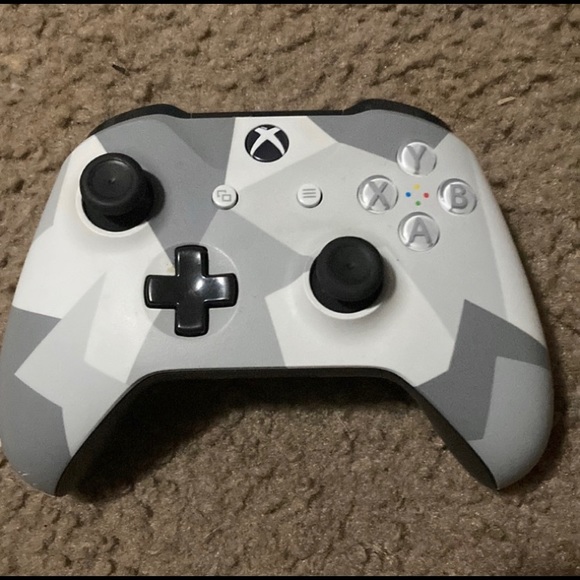 Trying to sell used Xbox 1 controller - Picture 1 of 1